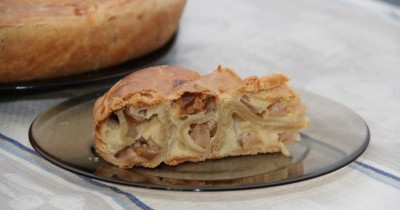 Сладкая банница с яблоками и творогом
