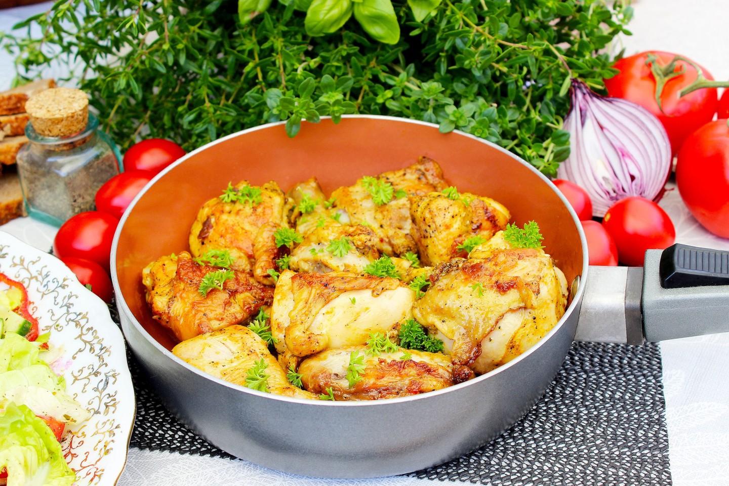 Как приготовить вкусную курицу на сковороде: простой рецепт кусочками