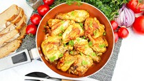Курка шматочками на сковороді