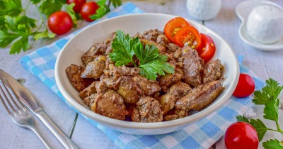 Куриная печень на сковороде жареная с луком