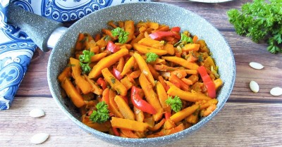 Тыква на сковороде с овощами