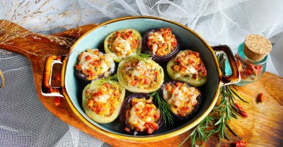 Лук запеченный в духовке фаршированный