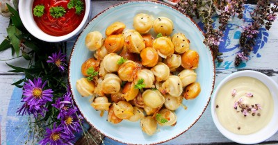 Жареные пельмени с луком на сковороде