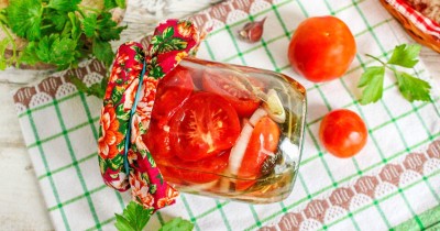 Помидоры дольками с луком и маслом на зиму