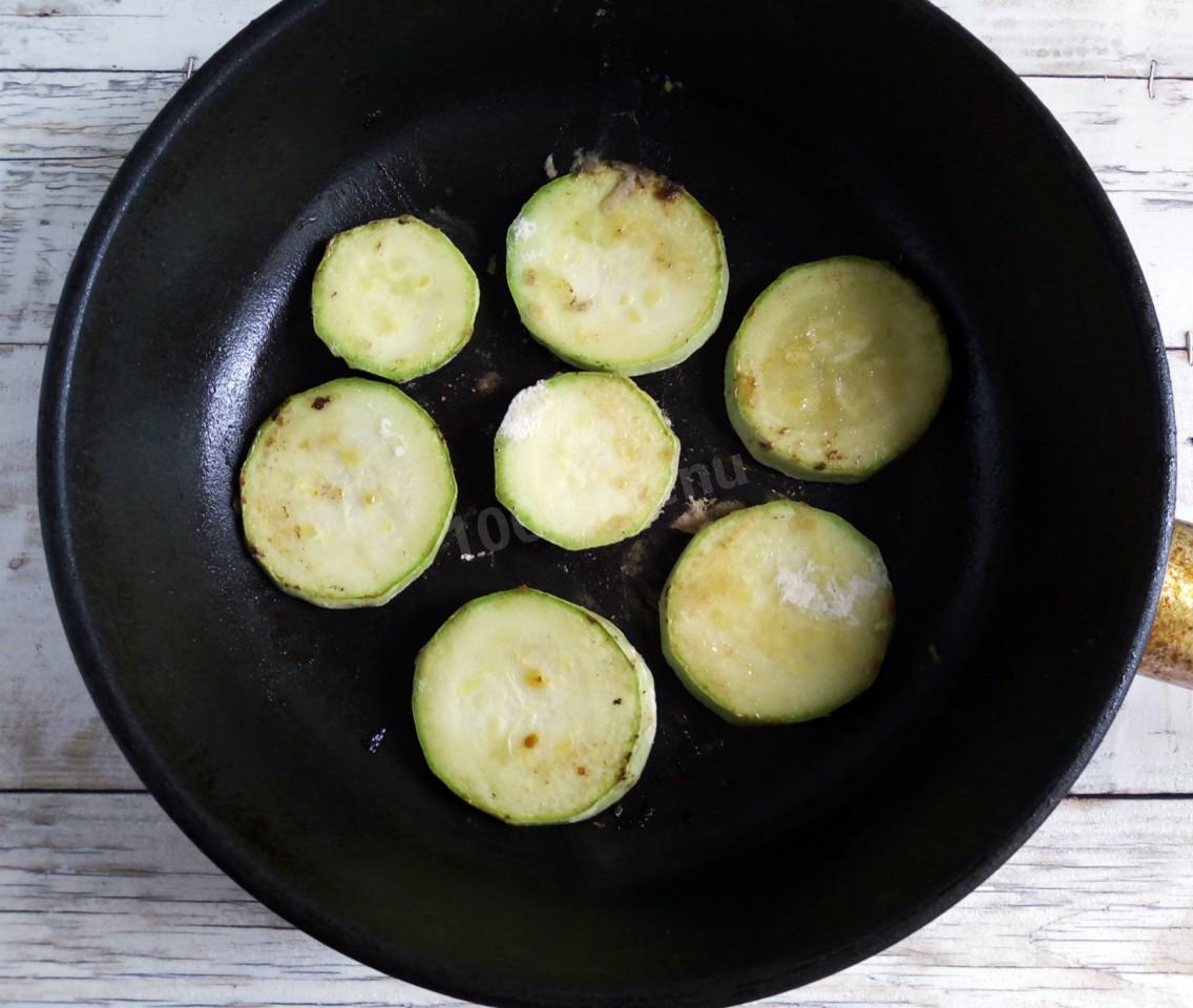 Кабачки жареные на сковороде. Кабачки кружочками на сковороде. Кабачки на сковороде с чесноком. Жареные кабачки кружочками на сковороде.