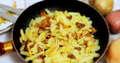 Картошка жареная с замороженными лисичками