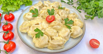 Жареные пельмени с майонезом и сыром