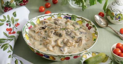 Куриные грудки с шампиньонами в сметане