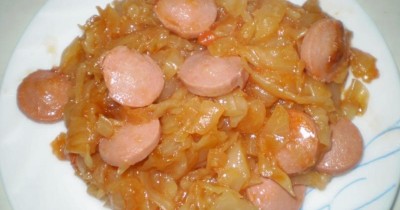 Капуста с помидорами, луком и сосисками на сковороде