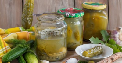 Кислые соленые огурцы на зиму в банках без уксуса