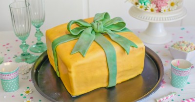 Торт Подарок шоколадный бисквит из мастики