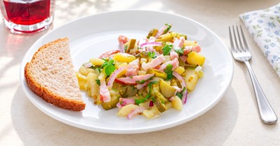 Салат с солеными огурцами и колбасой