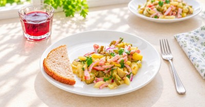 Салат с солеными огурцами и колбасой