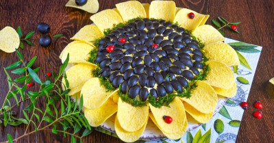 Подсолнух салат классический с чипсами и курицей
