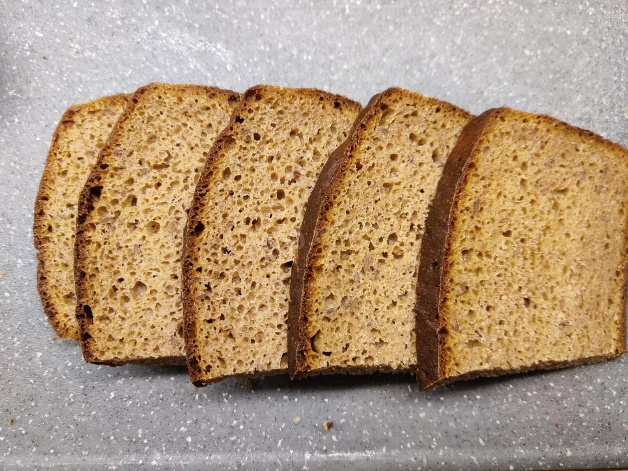 Черный хлеб. Черный хлеб с кориандром. Бородинский хлеб с кориандром. Хлеб с кориандром