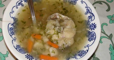Суп из трески и овощей со сметаной и зеленью