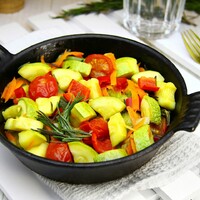 Кабачки тушеные с овощами на сковороде