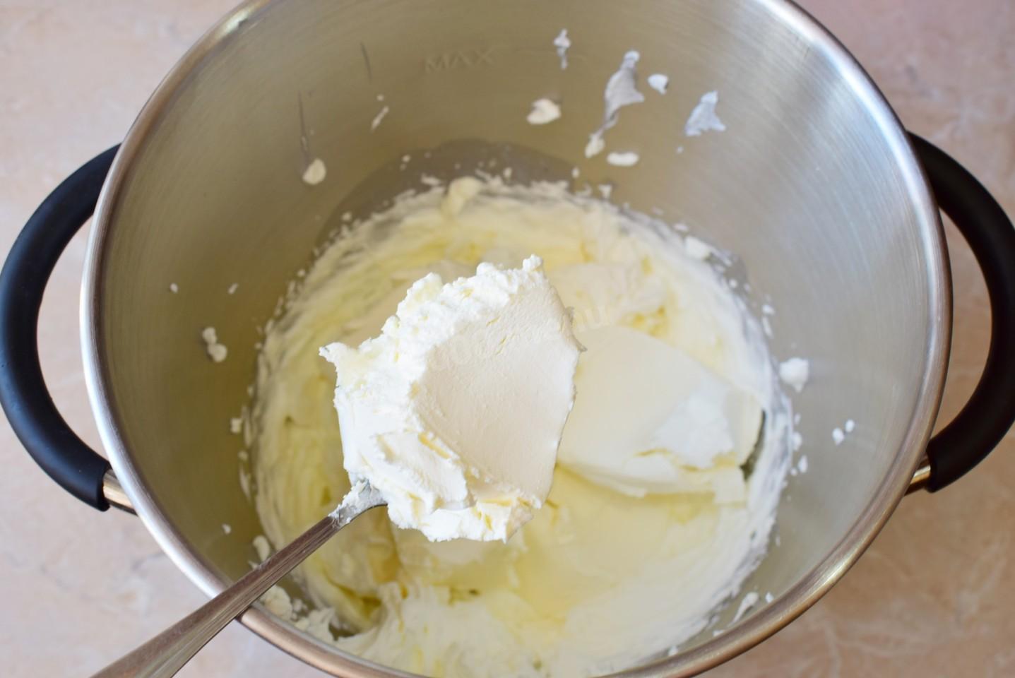 Крем для торта из сливочно творожного сыра. Взбитые сливки с творожным сыром. Творожный сыр для крема. Фото творожного сыра. Творожный сырок Алеша фото.