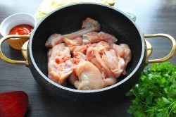 обычный борщ с курицей рецепт. borsch klassicheskii s kuricei 1635745554 4 min. обычный борщ с курицей рецепт фото. обычный борщ с курицей рецепт-borsch klassicheskii s kuricei 1635745554 4 min. картинка обычный борщ с курицей рецепт. картинка borsch klassicheskii s kuricei 1635745554 4 min. Борщ еще с древних времен является одним из самых любимых первых блюд среди славянских народов. Когда-то борщом называли обычную похлебку из борщевика. А позже готовили на свекольном квасе.