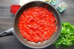 обычный борщ с курицей рецепт. borsch klassicheskii s kuricei 1635745556 7 min. обычный борщ с курицей рецепт фото. обычный борщ с курицей рецепт-borsch klassicheskii s kuricei 1635745556 7 min. картинка обычный борщ с курицей рецепт. картинка borsch klassicheskii s kuricei 1635745556 7 min. Борщ еще с древних времен является одним из самых любимых первых блюд среди славянских народов. Когда-то борщом называли обычную похлебку из борщевика. А позже готовили на свекольном квасе.