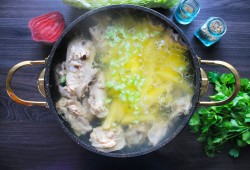 обычный борщ с курицей рецепт. borsch klassicheskii s kuricei 1635745558 10 min. обычный борщ с курицей рецепт фото. обычный борщ с курицей рецепт-borsch klassicheskii s kuricei 1635745558 10 min. картинка обычный борщ с курицей рецепт. картинка borsch klassicheskii s kuricei 1635745558 10 min. Борщ еще с древних времен является одним из самых любимых первых блюд среди славянских народов. Когда-то борщом называли обычную похлебку из борщевика. А позже готовили на свекольном квасе.