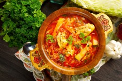 обычный борщ с курицей рецепт. borsch klassicheskii s kuricei 1635745562 14 min. обычный борщ с курицей рецепт фото. обычный борщ с курицей рецепт-borsch klassicheskii s kuricei 1635745562 14 min. картинка обычный борщ с курицей рецепт. картинка borsch klassicheskii s kuricei 1635745562 14 min. Борщ еще с древних времен является одним из самых любимых первых блюд среди славянских народов. Когда-то борщом называли обычную похлебку из борщевика. А позже готовили на свекольном квасе.
