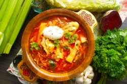 обычный борщ с курицей рецепт. borsch klassicheskii s kuricei 1635745567 20 min. обычный борщ с курицей рецепт фото. обычный борщ с курицей рецепт-borsch klassicheskii s kuricei 1635745567 20 min. картинка обычный борщ с курицей рецепт. картинка borsch klassicheskii s kuricei 1635745567 20 min. Борщ еще с древних времен является одним из самых любимых первых блюд среди славянских народов. Когда-то борщом называли обычную похлебку из борщевика. А позже готовили на свекольном квасе.