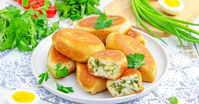 Жареные пирожки с рисом яйцом и зеленым луком