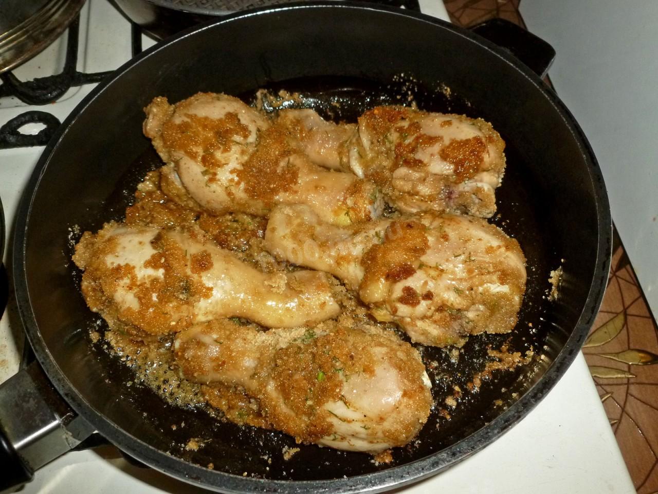 Кур голень на сковороде рецепт. Бедрышки на сковороде. Куриные бёдра на сковороде. Бедрышки куриные на сковороде. Бёдра куриные на сковороде с корочкой.