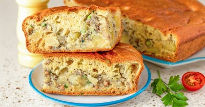 Заливной пирог с рыбными консервами и картошкой