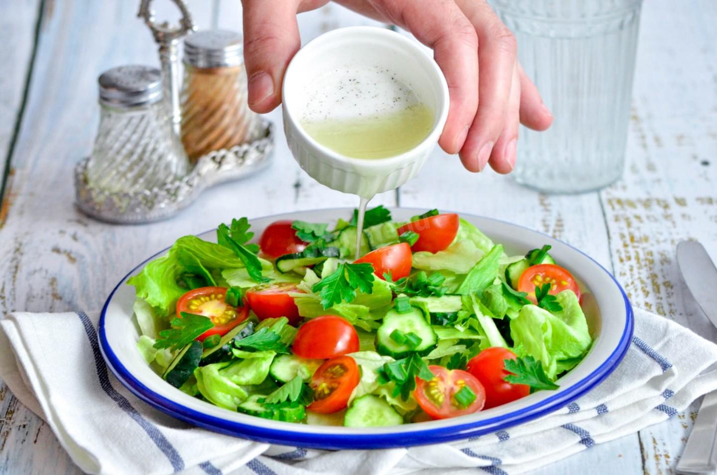 Салат из овощей с соевой заправкой. Овощной салат. Заправка для салата. Овощной салат с растительным маслом. Соус для салата.