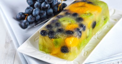 Желейный десерт с фруктами
