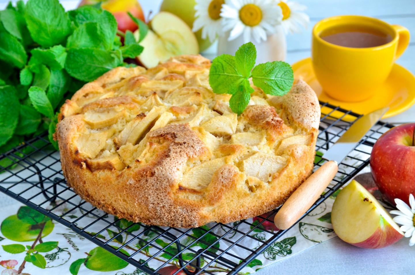 Яблочный пирог на молоке рецепты. Шарлотка Королевская с яблоками. Шарлотка с яблоками фото дома. Шарлотка бисквитная с яблоками. Шарлотка с дыней.