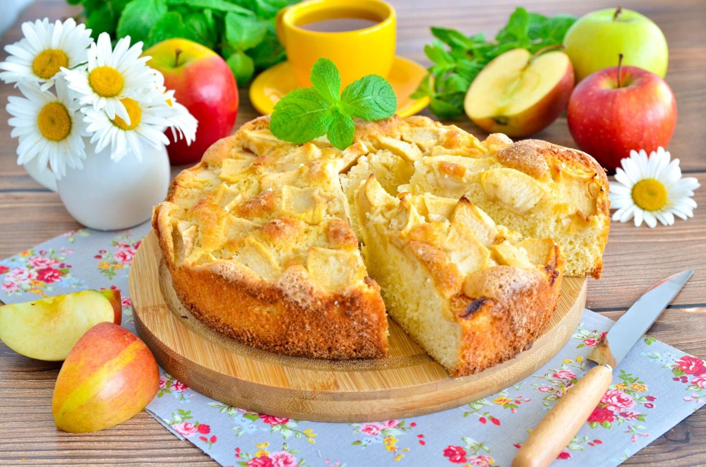 Вкусный рецепт шарлотки с яблоками простой и вкусный в духовке с фото