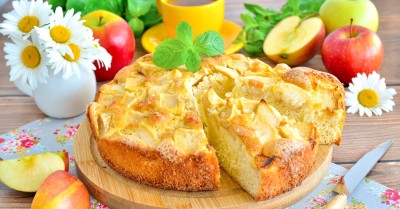 Шарлотка на яйцах с яблоками