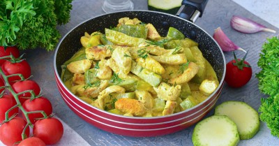 Сочные куриные грудки с кабачками на сковороде