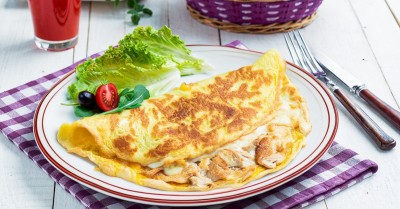 Омлет с курицей и сыром на сковороде