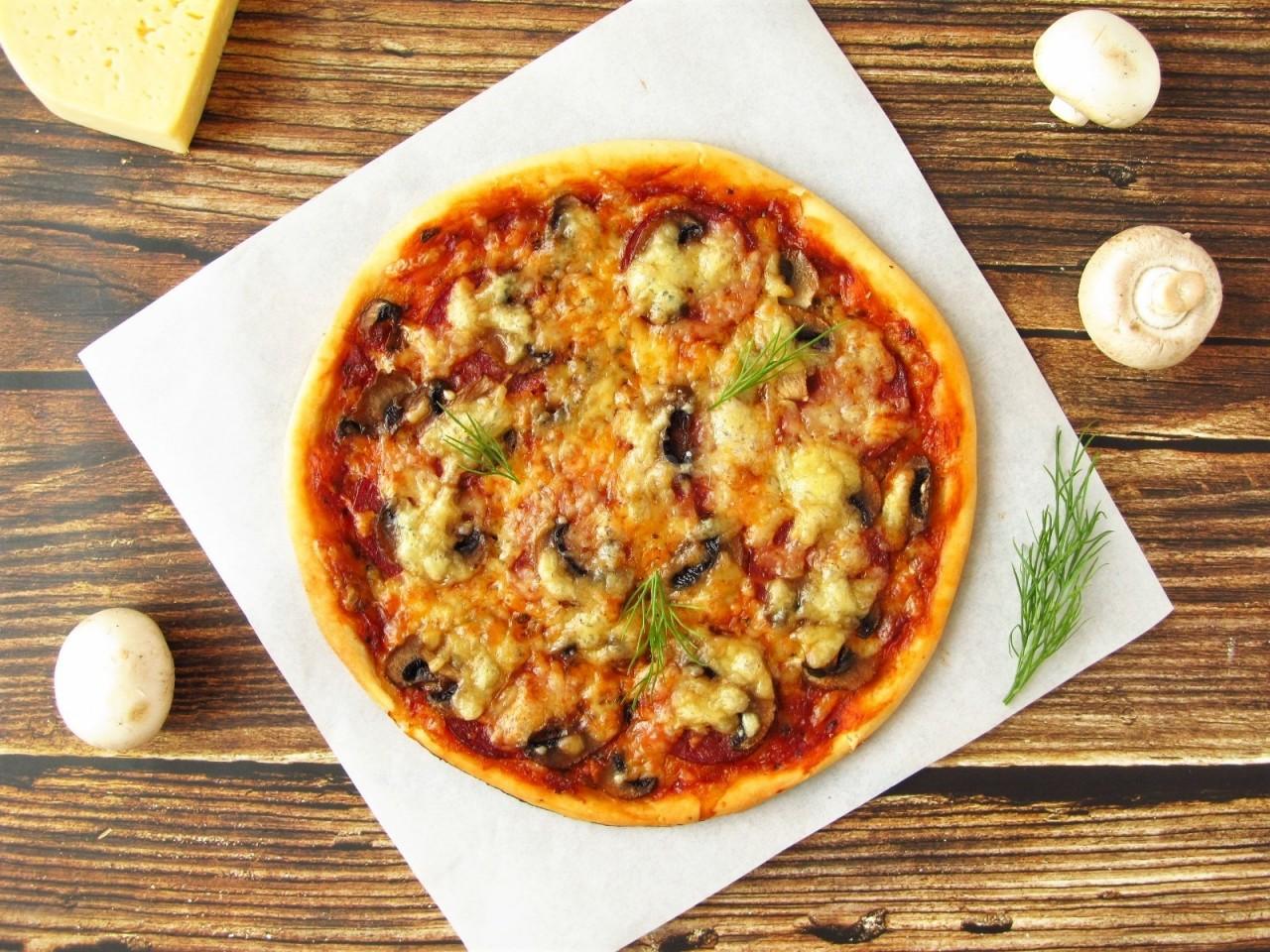 рецепт домашней пиццы с колбасой сыром и шампиньонами фото 6