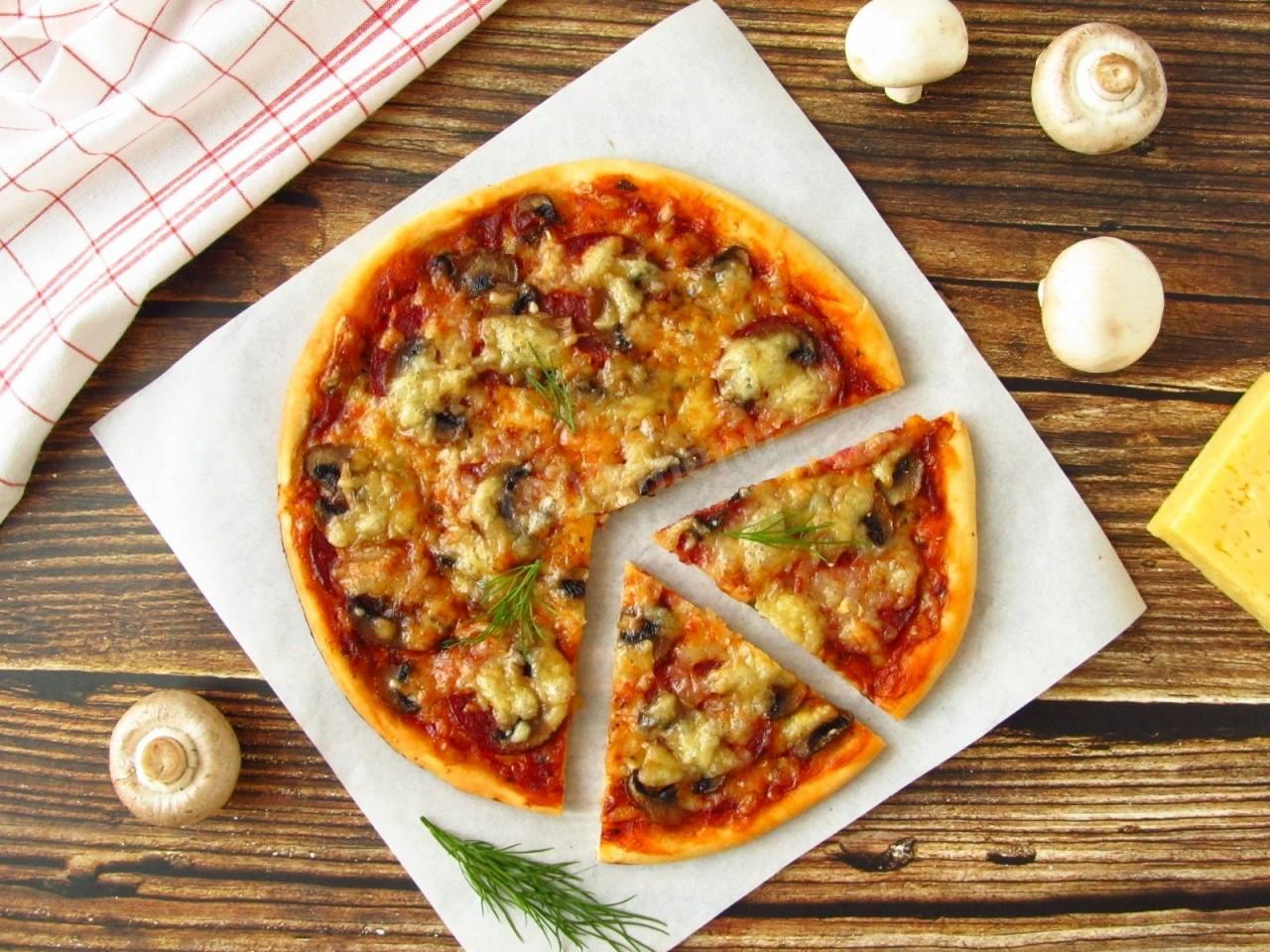 рецепт приготовления пиццы с грибами и колбасой в домашних фото 107