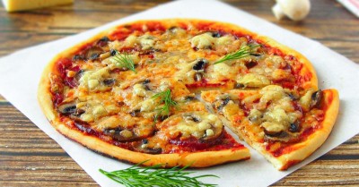 Пицца с шампиньонами колбасой и сыром в духовке