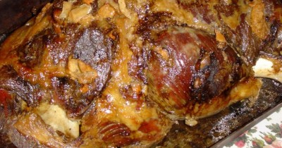 Баранья нога с вином и сельдереем в духовке