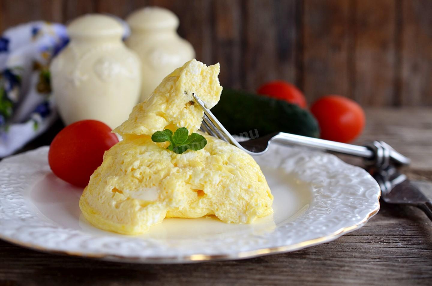 Пышный омлет на сковороде с молоком и яйцами пошаговый рецепт фото