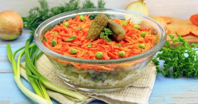 Салат с курицей и солеными огурцами