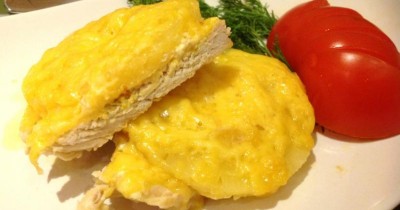 Индейка с ананасами и сыром в духовке