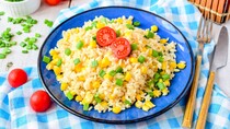 Рис з кукурудзою та яйцем смажений