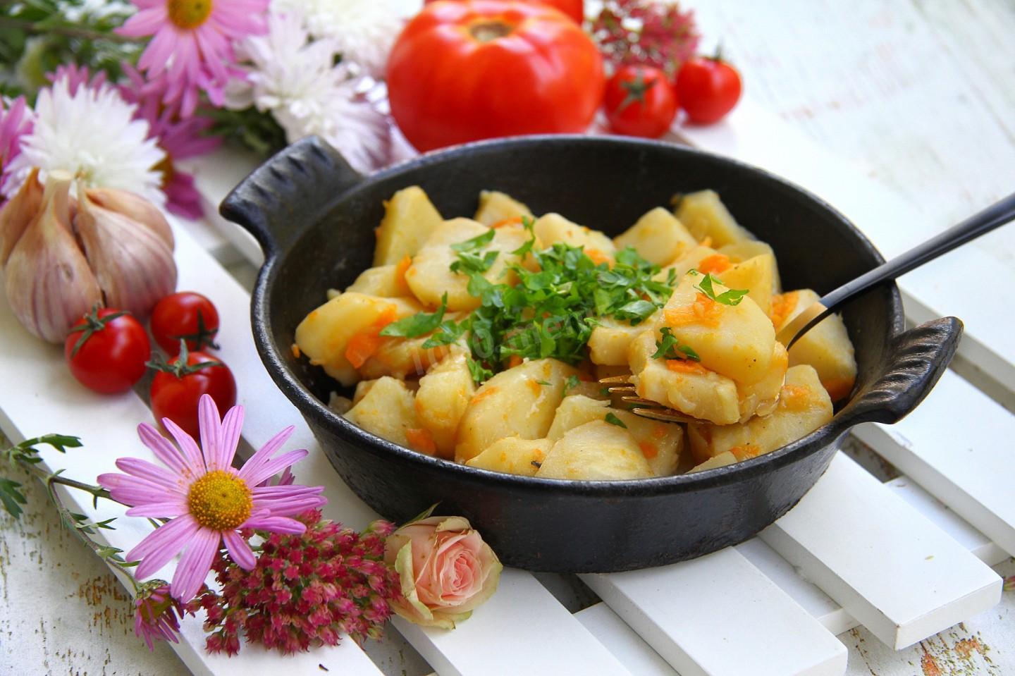 Тушеный картофель с морковью и луком — просто и вкусно | Рецепт и секреты приготовления