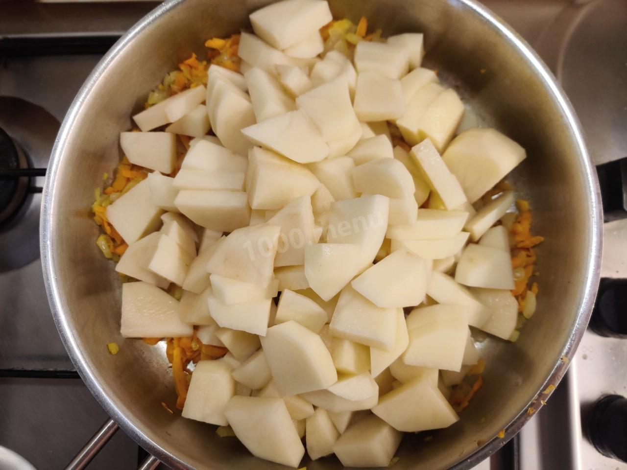Как тушить картошку на сковороде. Картошка с луком и морковью на сковороде. Картошка с луком на воде в сковороде. Сковородка в масле с картошкой. Завтрак за 5 минут на сковороде из картошки с луком.