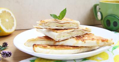 Лаваш жареный с моцареллой и яйцом