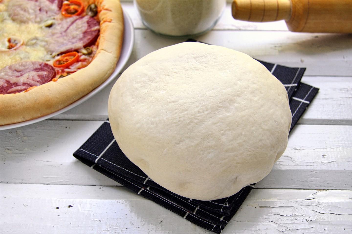 Рецепт теста для пиццы классический итальянский. Тесто для пиццы. Дрожжевое тесто. Пышное тесто для пиццыэ. Тесто для пиццы дрожжевое тонкое.
