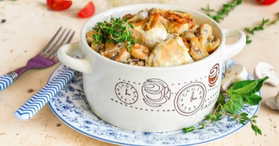Курица в сливках в духовке с грибами и чесноком